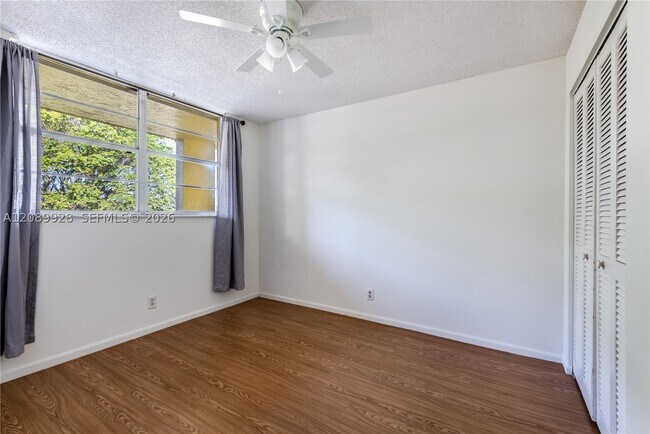 Building Photo - 9949 SW Sandalfoot Blvd