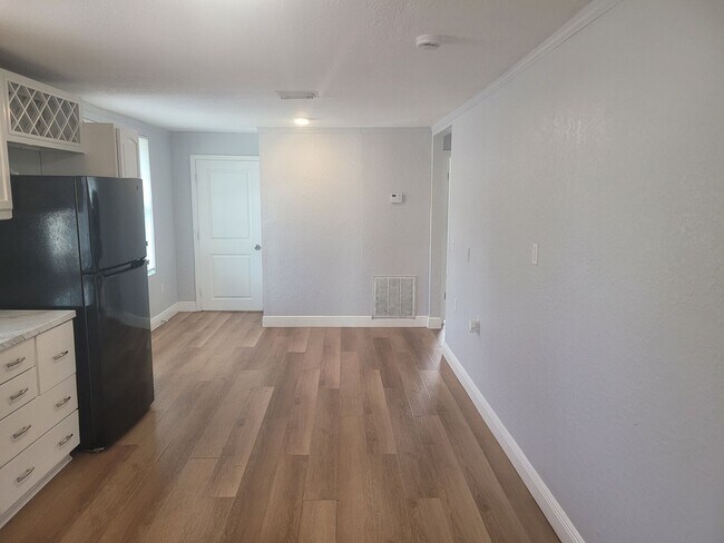 Building Photo - 1320 S Oleander Ave