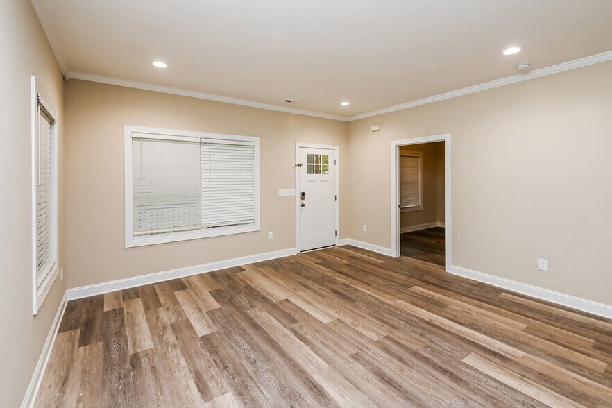 Building Photo - 2118 Ravendale St