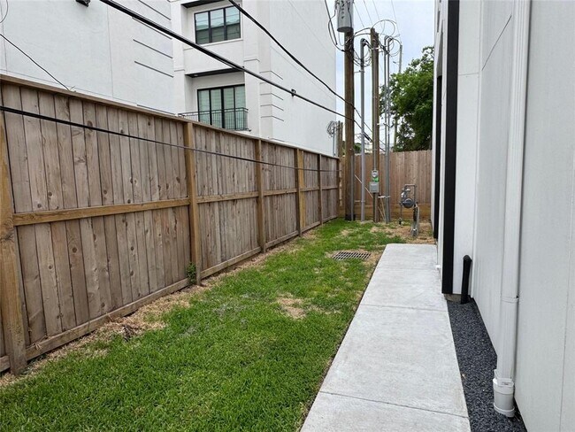 Building Photo - 5705 Dolores St