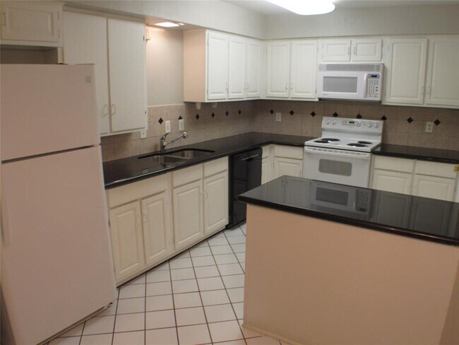 Building Photo - 10406 Shadow Bend Dr