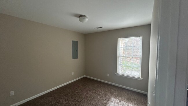 Building Photo - 3 Bedroom Townhouse in Tavern Grove