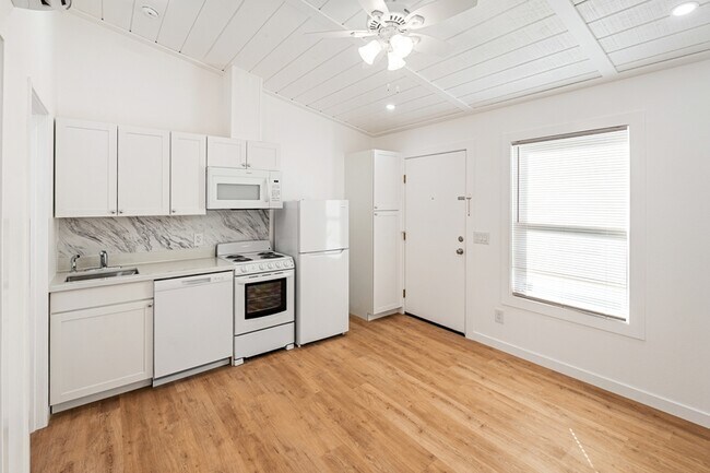 Building Photo - 204 Marlin St