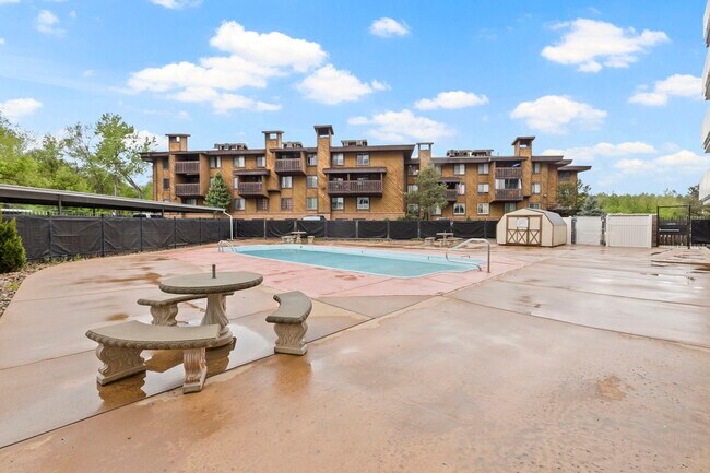 Building Photo - 900 Saturn Dr
