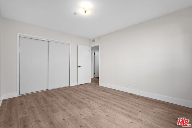 Building Photo - 1031 N Laurel Ave