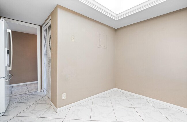 Building Photo - 3200 Port Royale Dr N