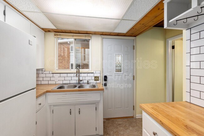 Building Photo - 841 Houseman Ave NE