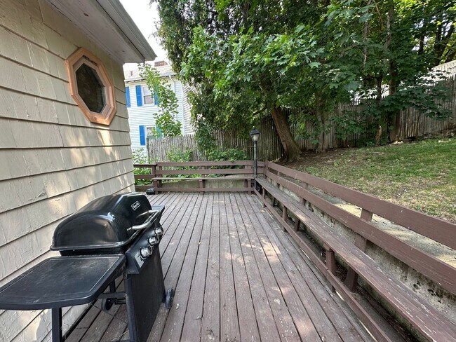 Building Photo - 3 Bed/1.5 Bath - Backyard - Off-Street Parking - Oak Square