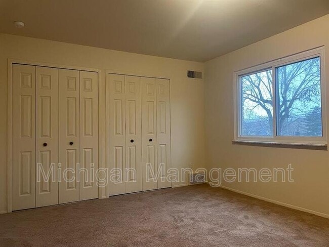 Building Photo - 885 E Summit St