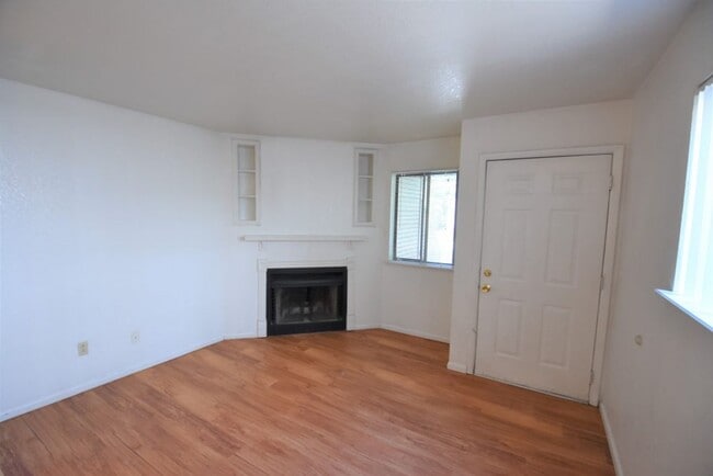 Building Photo - 1 Bedroom Apartment Close to CU!