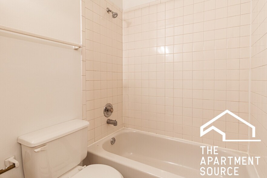 Building Photo - 633 W Barry Ave