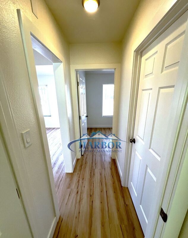 Building Photo - 1072 W 21st St