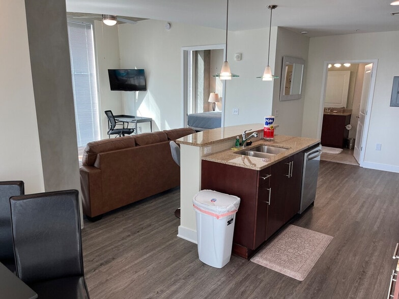 Building Photo - 415 S Mint St