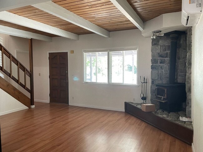 Building Photo - 4 bedroom, 2 bath home in Lake Wildwood ga...