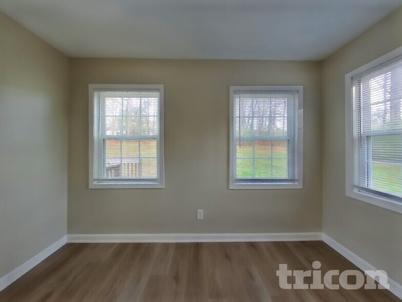Building Photo - 211 Robin Ln