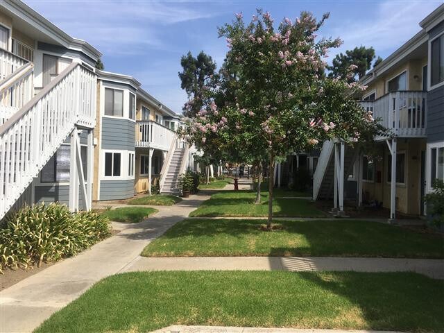 Building Photo - Gated Upstairs 2BD/2BA Condo, 2 Gated Rese...
