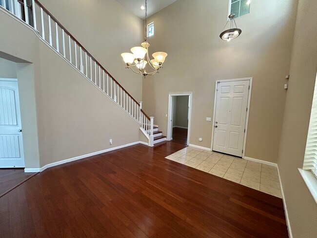 Building Photo - Beautiful 4 Bedroom 3 Bathroom in Quiet Neighborhood with SOLAR