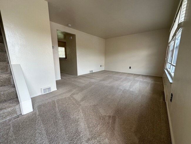 Building Photo - Beautiful Two Bedroom Townhouse in Plum! Equipped Kitchen, Patio & More! Call Today!