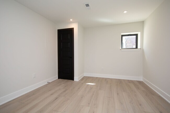 Building Photo - 2541 Turner St