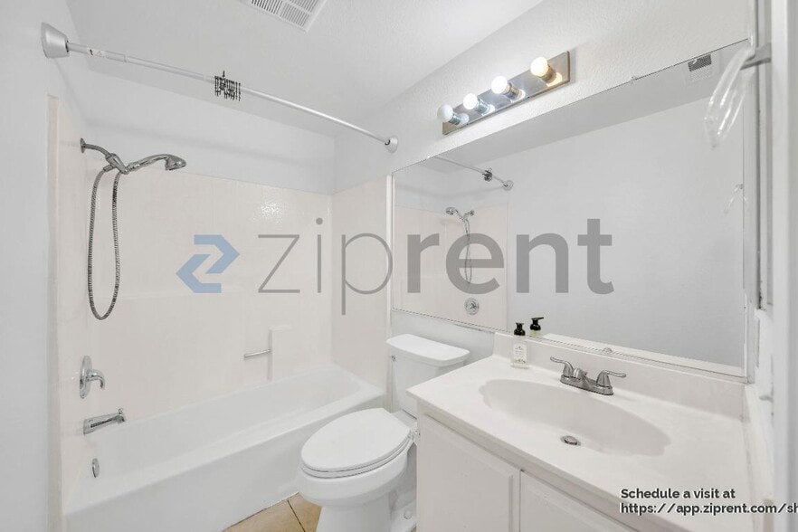 Building Photo - 12526 Pinehurst St