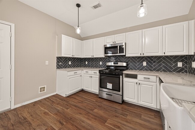 Building Photo - 9418 Belleclaire Ln