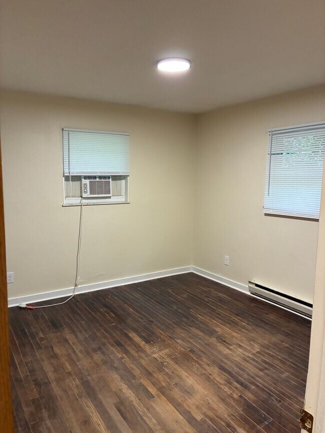 Building Photo - Cozy 2 Bedroom 1 Bath Duplex! Available Now!