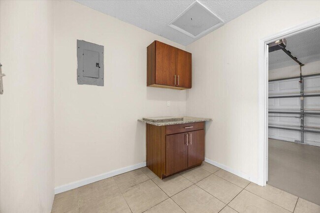 Building Photo - 5540 Lakewood Cir S
