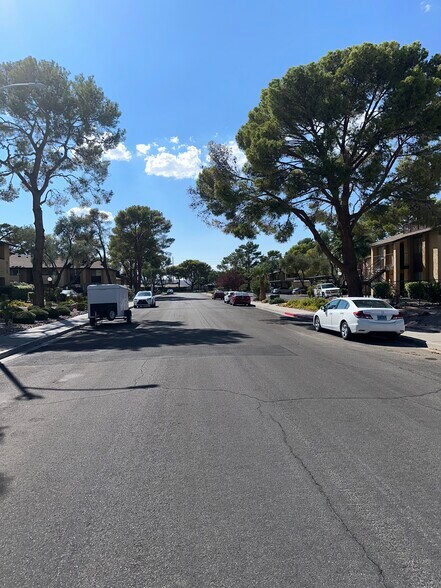 Quiet, well maintained Streetscape - 862 Del Rey Dr