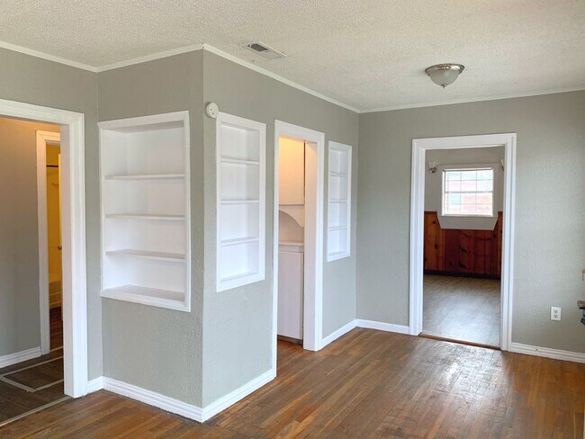 Building Photo - 3 bed 2 bath July Move In - Pre-Leasing