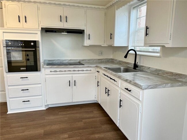 Building Photo - Super cute corner lot!