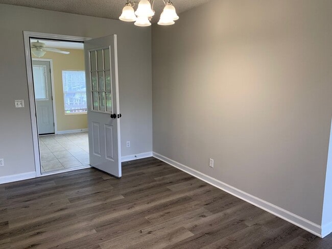 Building Photo - Canova Ct