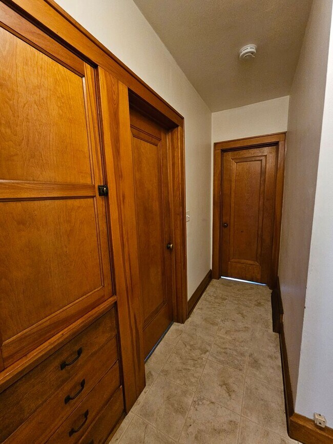 Building Photo - Cozy Single-family Home