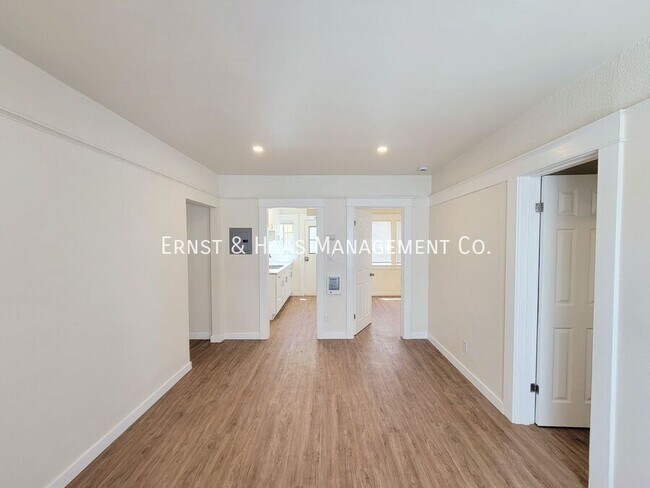 Building Photo - 154 E Eagle St