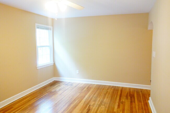 Building Photo - 8409 Greenwood Ave