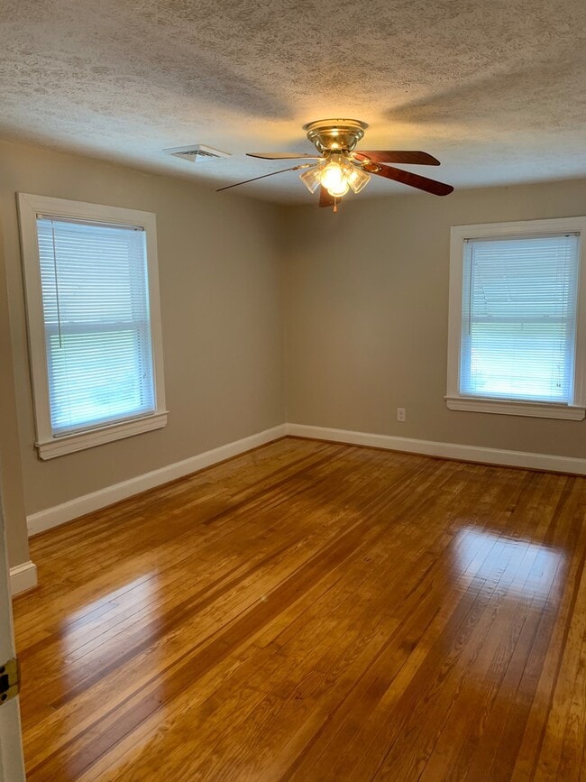 Building Photo - Beautiful 5 bed/2 bath house
