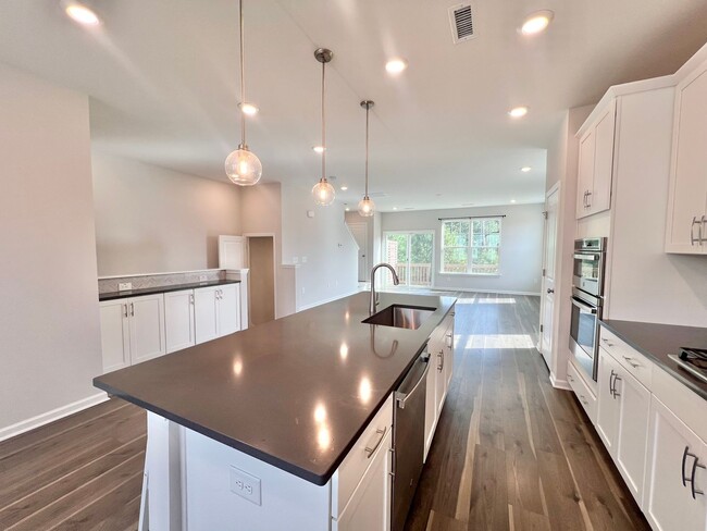 Building Photo - Newly Remodeled 4BD, 2.5BA Durham End Unit...