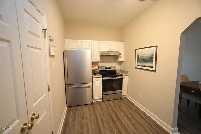 Building Photo - Spacious End-unit Townhome, LVP Floors, Op...