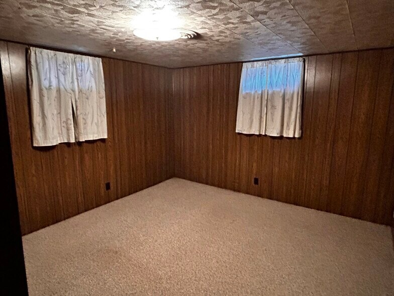 Lower level bedroom - 694 Tilson St N