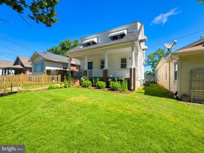 Building Photo - 209 4th Ave
