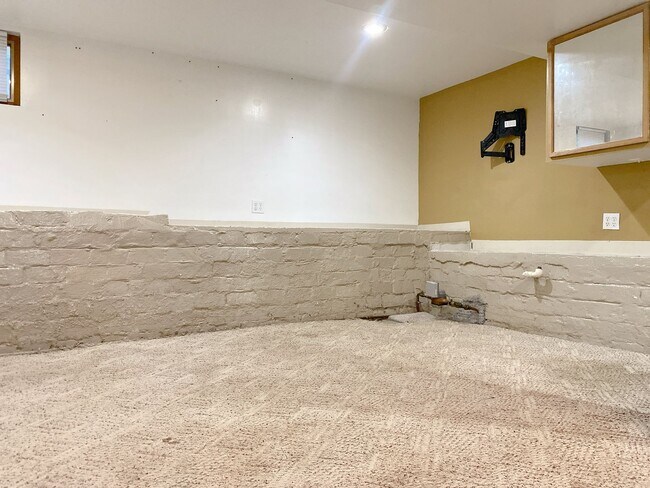 Building Photo - Benson 2 bed 2 bath with 2 additional non conforming rooms in the basement $1495