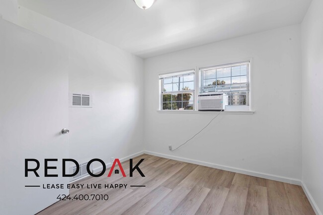 Building Photo - Sun-Drenched One Bedroom with Beautiful Ha...