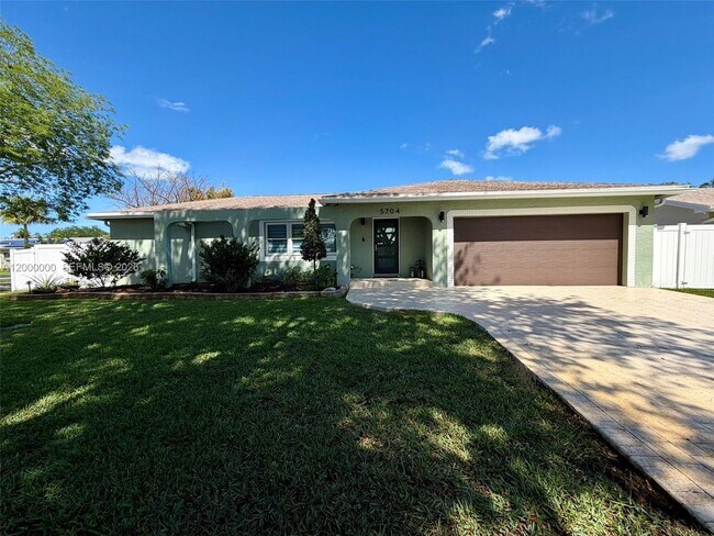 Building Photo - 5704 SW 116th Ave