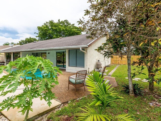 Building Photo - 741 E Plantation Cir