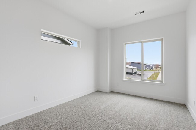 Building Photo - 639 Creative Way