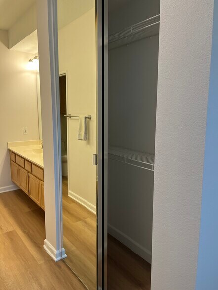 Master closet - 28277 Via Luis