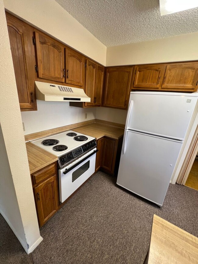Building Photo - 1 Bedroom 1 Bath Townhouse in Great Neighborhood