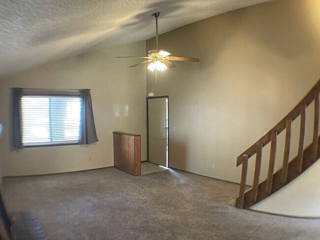 Building Photo - Super End unit Townhouse!!