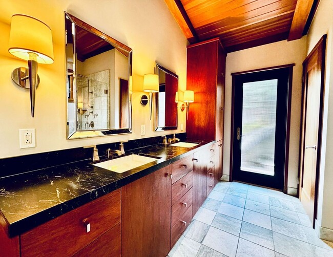 Building Photo - Private. Polished. Perfectly Larkspur.