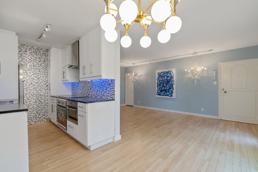 Building Photo - 639 Bay St