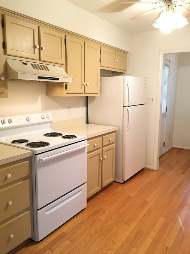 Building Photo - Inviting 3br house in Morrisville with woo...